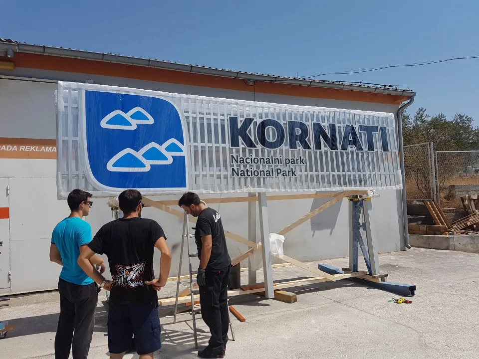 Pano Nacionalnog parka Kornati na čeličnoj konstrukciji u dvorištu radionice Lineta