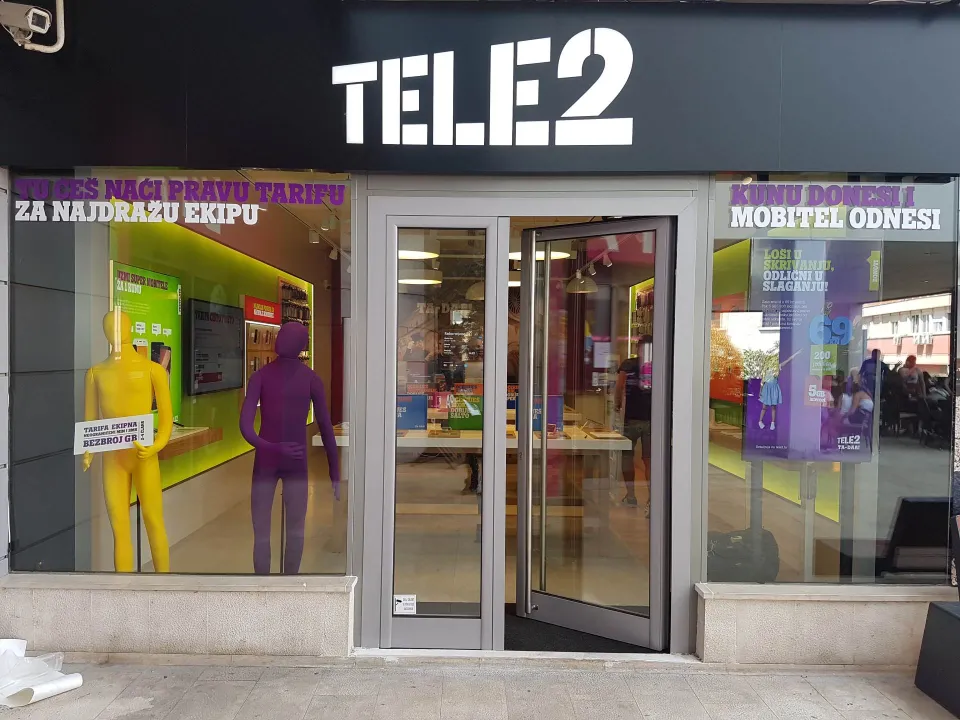Svjetleći natpis i grafike na izlogu prodavaonice
