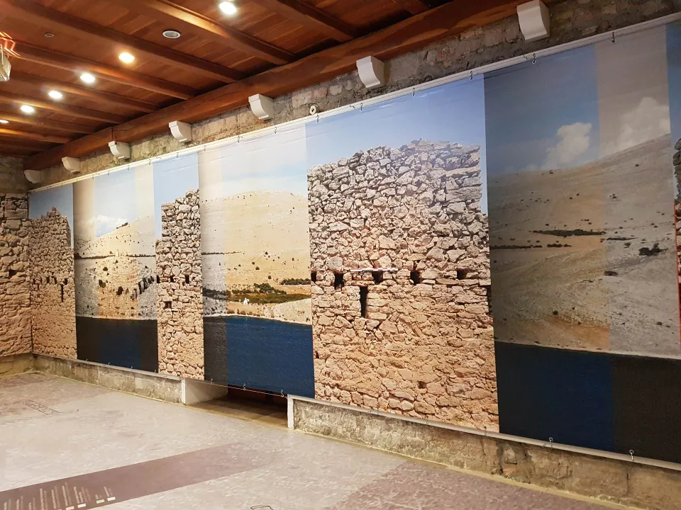 Zidne fotografije velikog formata s kornatskim suhozidima na izložbi